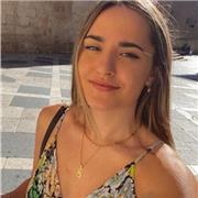 Profesora imparte clases a niños de todas las edades